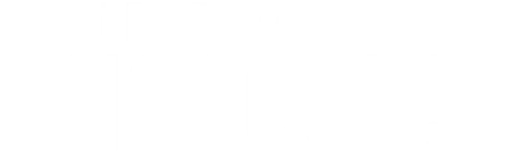 Beklædt maskinarbejder, der arbejder med nedrivning og skadeservice i Danmark.